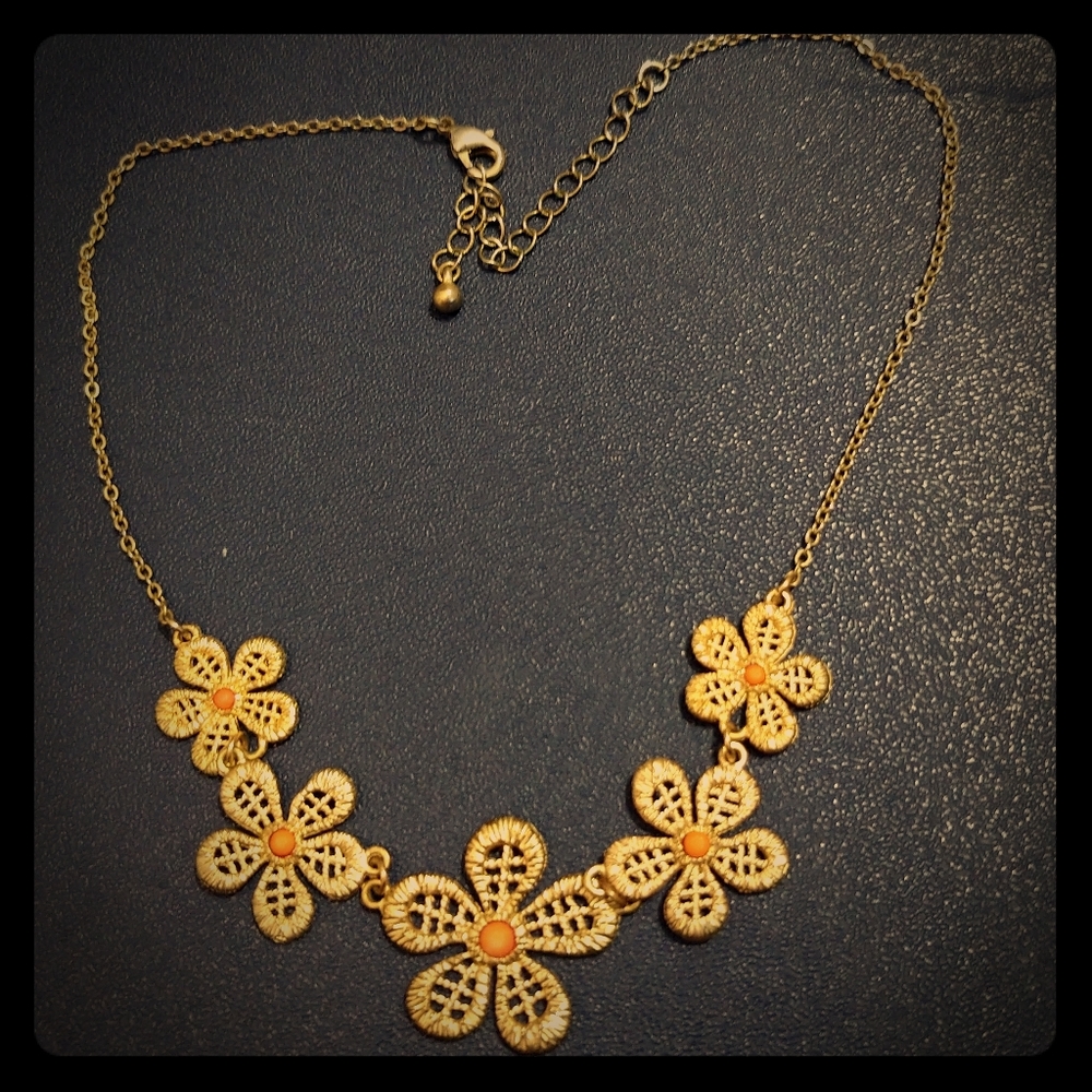 Elegant flower necklace